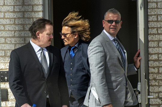 Johnny Depp při odchodu z dalšího dne soudu s jeho exmanželkou