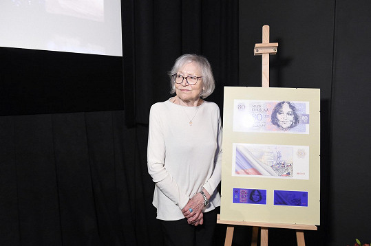 Marta Kubišová dostala památeční bankovku se svým portrétem.