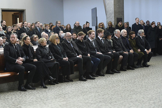 V první řadě při obřadu seděli vedle rodiny Jiří Bartoška i Kryštof Mucha. 