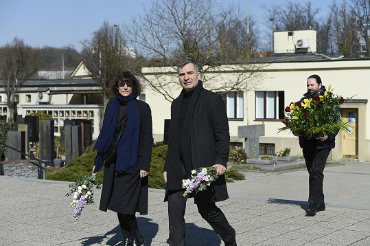Jiří Macháček s manželkou přišli dát poslední sbohem Evě Zaoralové.