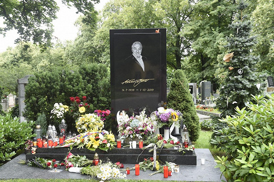 Na malvazinském hřbitově našel místo posledního odpočinku také Karel Gott.