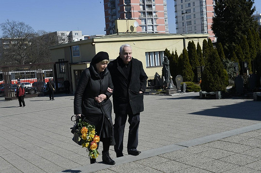 Na pohřeb Evy Zaoralové dorazila i Eliška Balzerová s manželem.