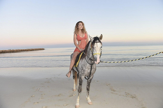 Vyzkoušela i jízdu na koni po pláži.