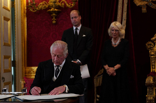 Prohlášení podepsal král, poté následník trůnu William a nakonec Camilla - královna manželka. 