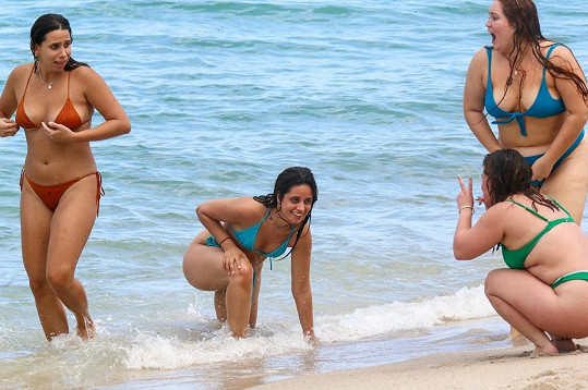 Camila Cabello (druhá zleva) a její kamarádky na Floridě