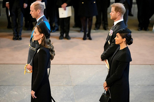 Princům stály po boku manželky Meghan a Kate (vlevo).