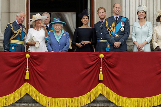 Královská rodina na archivním snímku. Nový král Karel III. v projevu popřál štěstí i Harrymu a Meghan, kteří se vzdali královských povinností a žijí v USA.
