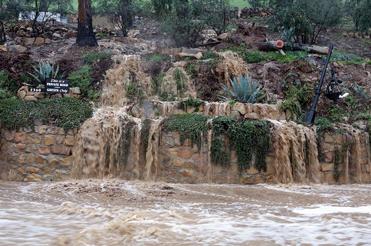 Bouře mezitím pustošila prominentní oblast Montecito v Kalifornii, kde s rodinou bydlí. 