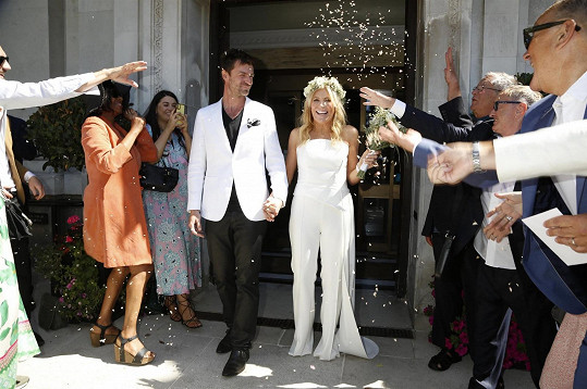 Michelle Collins a Mike Davidson se vzali v Londýně. 