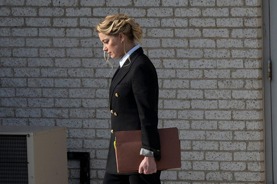Amber Heard při odchodu ze soudní síně