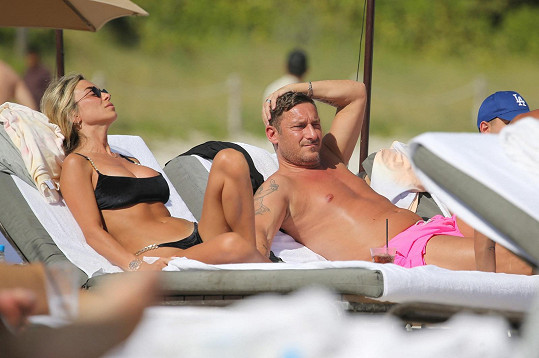 Francesco Totti relaxuje s přítelkyní na pláži v Miami.
