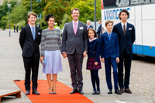 Rozhodnutím královny přijdou o tituly všechna vnoučata ze strany jejího mladšího syna prince Joachima. 