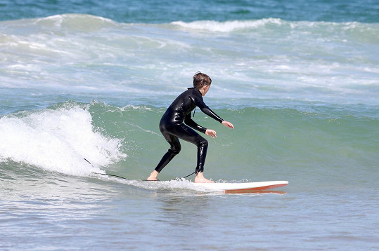 Mladší Aiden se učil na surfu a šlo mu to skvěle. 