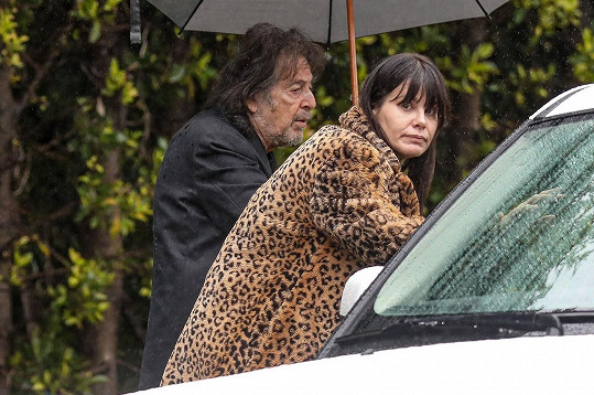 Lucila Solá a Al Pacino míří k jejímu domu v Beverly Hills.