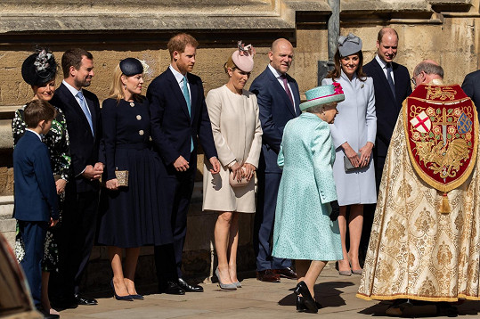 Mike s manželkou Zarou Phillips na snímku z roku 2019 s ostatními členy královské rodiny.