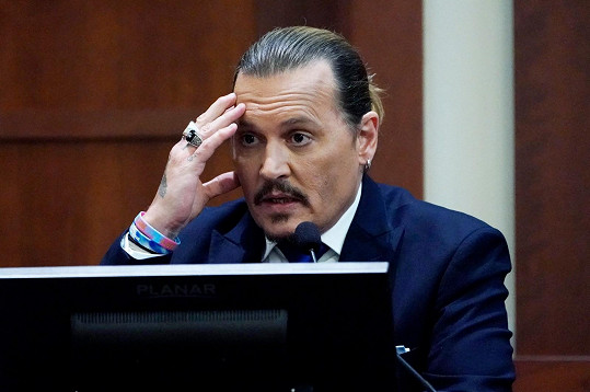 Johnny Depp se označil za oběť domácího násilí. 