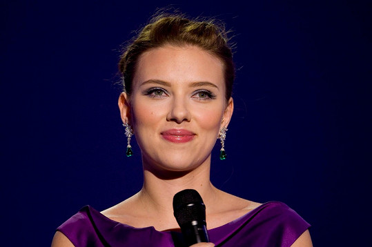 Scarlett Johansson se vyjádřila k drbům, které ji roky pronásledují. 