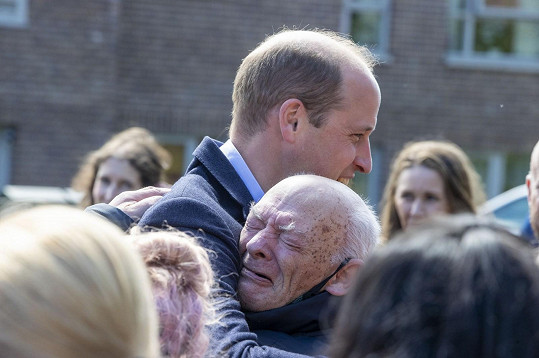 Princ William porušil královský protokol, když objal staršího pána.