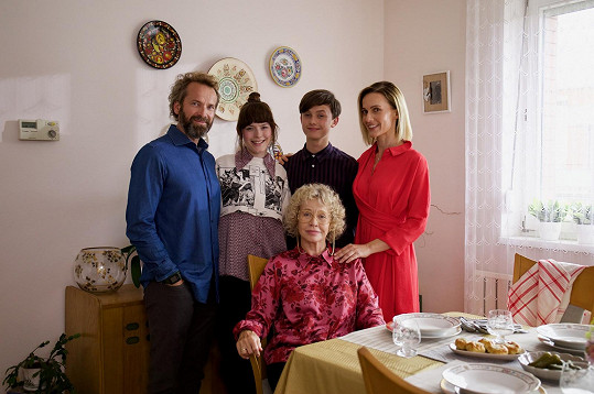 Sex O´Clock začíná vysílat Voyo dnes večer. Budeme vídat nejen příběhy jedné rodiny, hlavně puberťáků - Emy (Sára Korbelová) a Adama (Maxmilián Kocek). 
