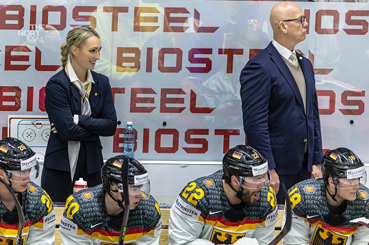 Jessica Campbell je bývalou kanadskou hokejistkou. Své zkušenosti teď předává německým hokejistům.