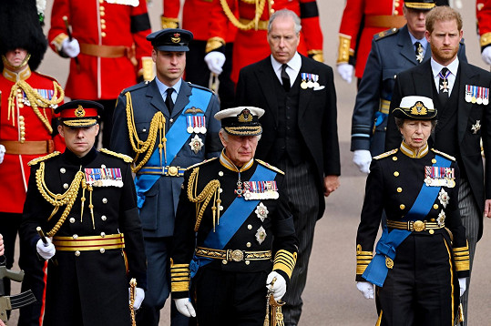 Královská rodina kráčící za rakví Alžběty II. ve Windsoru