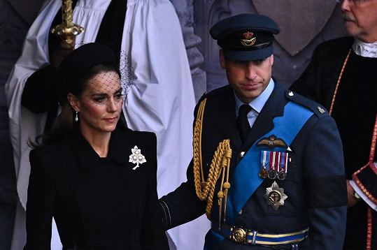 Kate zase perlová brož po královně a perlové náušnice po princezně Dianě. 
