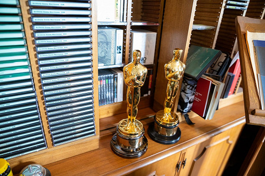 Mimo jiné se zde nacházejí sošky dvou Oscarů. 