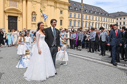 Svatbu si v Mnichově nenechaly ujít stovky lidí, kteří chtěli novomanžele vidět na vlastní oči. 