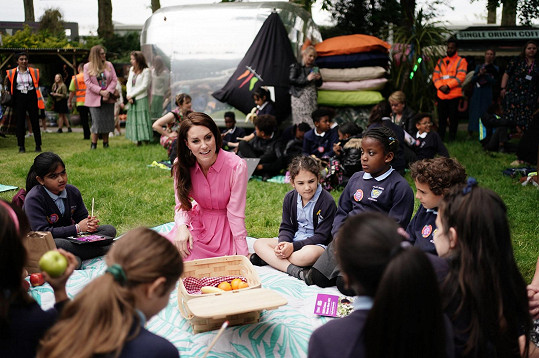 Kate si s dětmi popovídala při pikniku v trávě. 