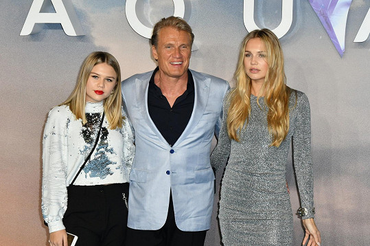 Herec s oběma dcerami Idou a Gretou na premiéře Aquamana