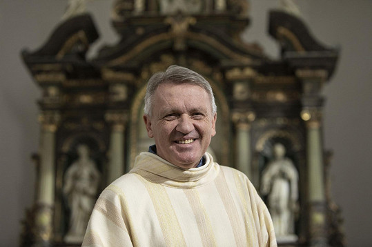 Zbigniew Czendlik je velmi známý katolický kněz.