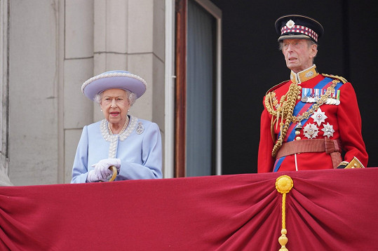 Vévoda z Kentu doprovodil královnu na balkon Buckinghamského paláce. 