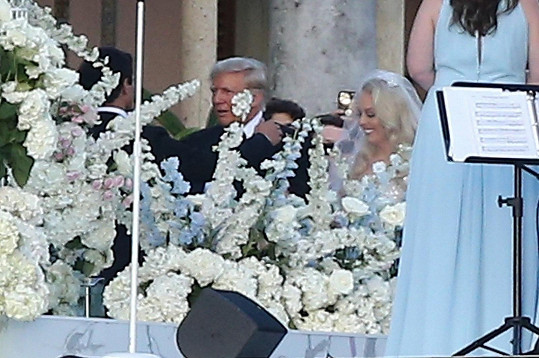 Pyšný otec Donald Trump 'předává' svou dceru Tiffany jejímu vyvolenému Michaelu Boulosovi.