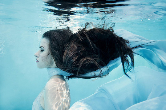 Modelka si focení pod vodou užívala.
