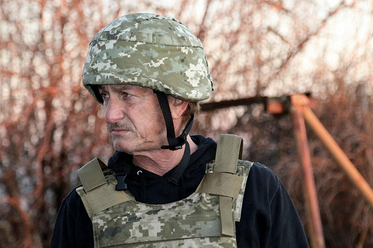 Sean Penn odjel na Ukrajinu. Foto z loňského podzimu, kdy zde začal s natáčením.
