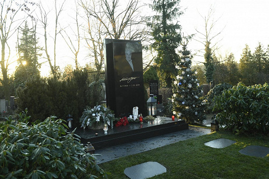 Hrob Karla Gotta na Malvazinkách.
