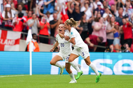 Ella Toone (s číslem 20) vstřelila gól ve finále Eura proti Německu. Angličanky vyhrály 2:1 v prodloužení.