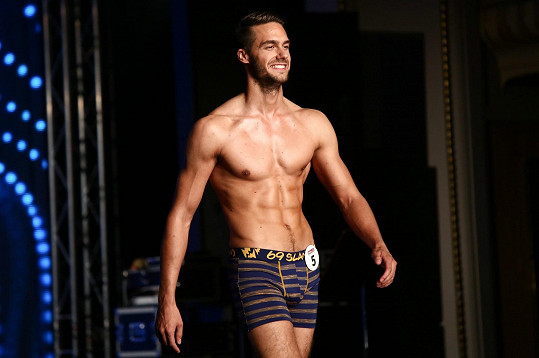 Tomáš na soutěži Muž roku 2015 při promenádě v plavkách