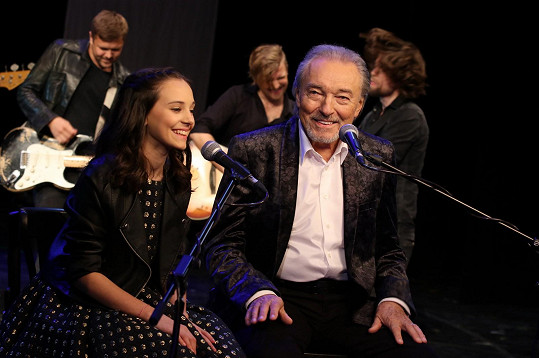 Karel Gott letos s dcerou Charlottou nazpíval duet Srdce nehasnou.