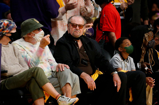 Jack Nicholson jako věrný fanoušek Los Angeles Lakers přesně před rokem na zápase svého milovaného týmu. 