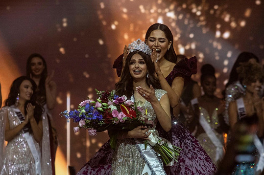 Harnaaz Sandhu během korunace Miss Universe