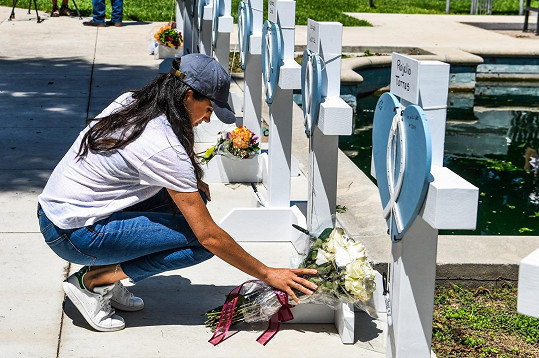 Květiny položila před památník nejmladší oběti.