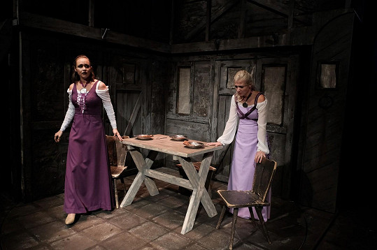 Anička jako Rózi a Maruška v roli Agnes v divadle Kalich