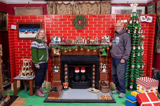 Mike Addis a Catherine Weightman a jejich vánoční stěna z Lega