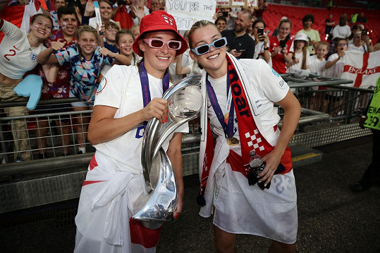 Ella Toone (vlevo) slaví se spoluhráčkou vítězství na Euru.