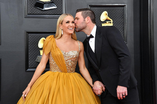 Carrie Underwood dostala něžný polibek od svého manžela Mika.