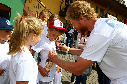 Jakub se ochotně podepisoval malým i velkým fanouškům. 