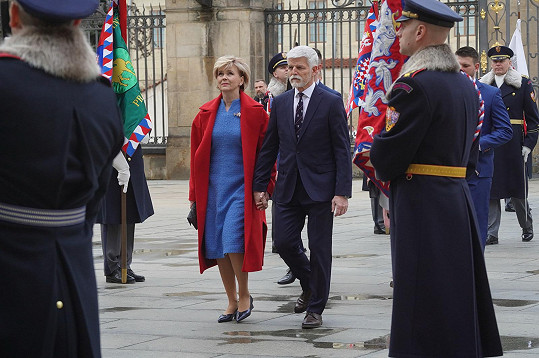 Petr Pavel a Eva Pavlová zvolili na dnešní inauguraci outfity v barvách české vlajky.