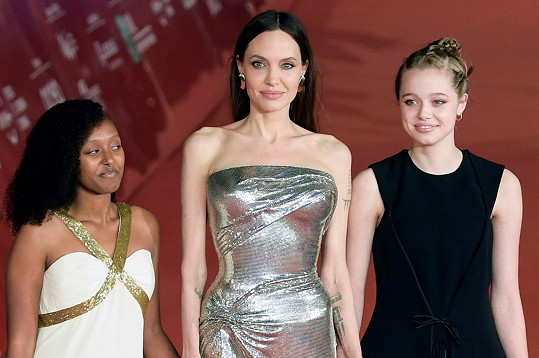 Angelina Jolie s dcerami Shiloh a Zaharou