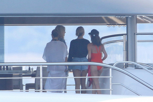 Beckhamovi si na jachtu přizvali své přátele. 